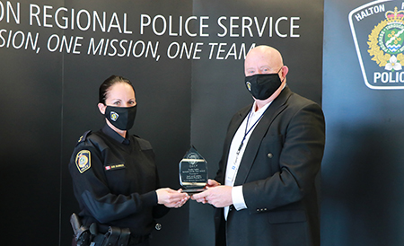 Inspector Craddock receiving the OACP Traffic Safety Initiative of the Year Award